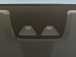 【スマートアシスト3】走行中に前方の車両等を認識し、衝突しそうな時は警報とブレーキで衝突回避と被害軽減をアシスト。より安全にドライブをお楽しみいただけます。