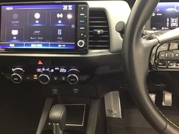 ホンダ純正メモリーナビ搭載なので、遠方へのドライブもお任せ下さい！ステアリング左手側にオーディオ関連のコントロールスイッチを配置しています。操作時は視線を逸らすことなく運転に集中できます