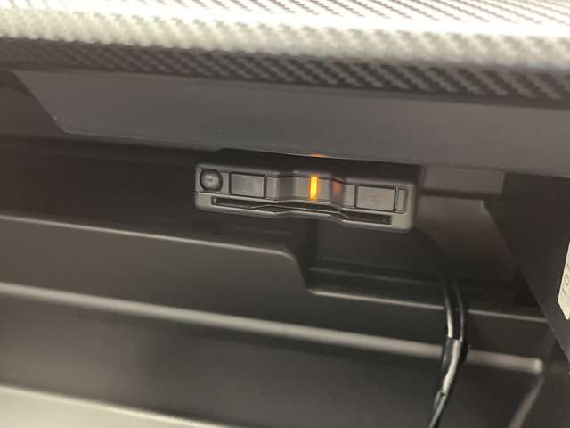 【ETC】有料道路を利用する際に料金所で停止することなく通過できる、ETC車載器（ノンストップ自動料金収受システム機器）が装備されています。セットアップを行うことで利用可能になります。