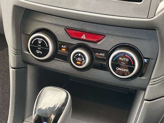 【オートエアコン】車内温度を感知して自動で温度調整をしてくれるのでいつでも快適な車内空間を創り上げます！