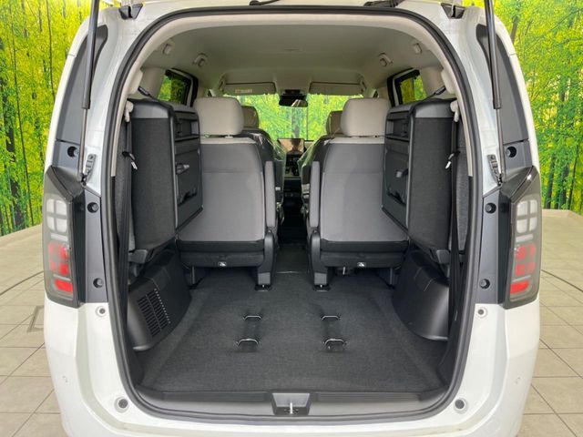 積み下ろしのしやすいデッキにはたっぷりと荷物を積み込んでいただけます。遊びから仕事まで、様々なシーンで頼れます♪