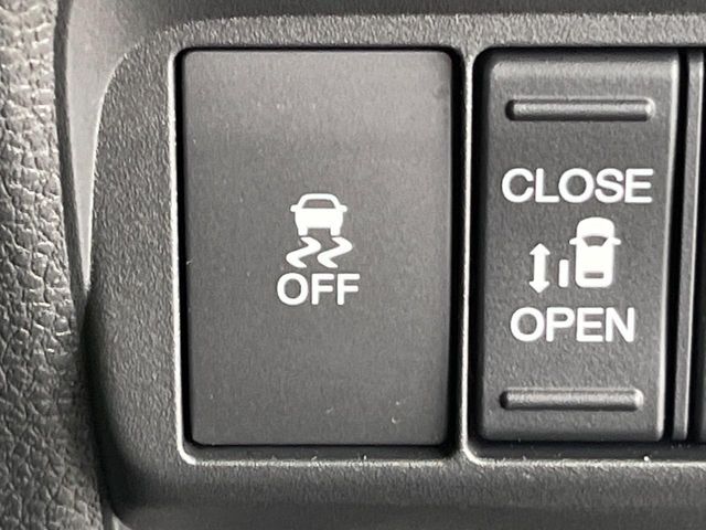 【パワースライドドア】スマートキーや運転席のスイッチでスライドドアの開閉が可能♪電動だから力を入れてドアを開ける必要が無く、小さいお子様でも、重い荷物を持っている時もラクに開け閉めできます♪