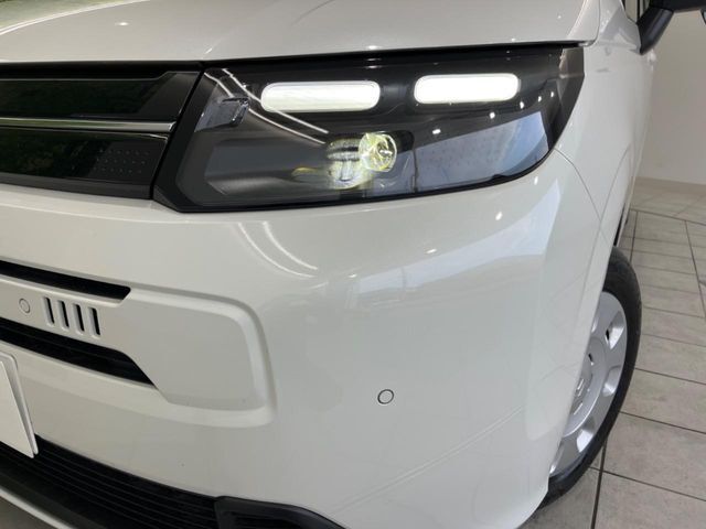 【LEDヘッドライト】悪天候や夜間走行時も良好な視界を確保し安心して運転できる高輝度LEDヘッドライトを装備！点灯速度が早く、消費電力も抑えられています。