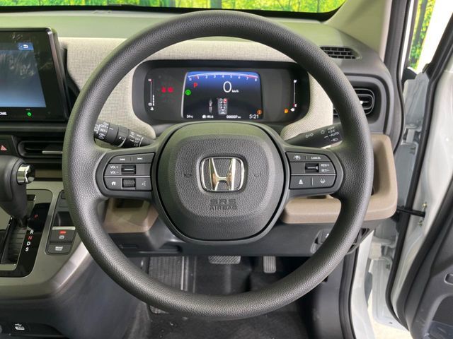 インテリアに合わせたデザインのステアリングは、運転される方のことも考え、運転しやすい形状、大きさです。是非一度、実際に触ってお確かめください。