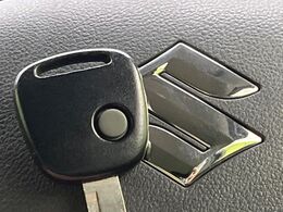 【キーレススタートシステム】カバンやポケットに入れたままでもドアの施錠・解錠が可能なスマートキーを装備。エンジンのオン・オフ時もカギを取り出す必要が無いからとっても便利です♪