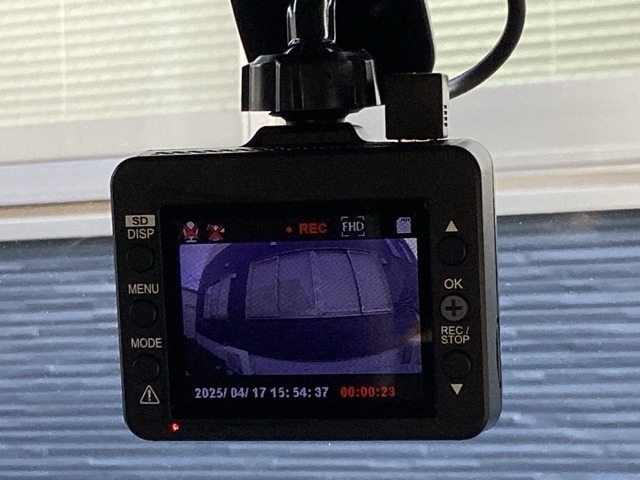ドライブレコーダー付きです！！映像・音声などを記録する車載装置です。 もしもの事故の際の記録はもちろん、旅行の際の思い出としてドライブの映像を楽しむことができます！！
