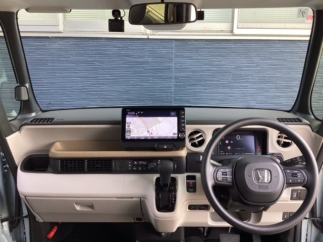 運転席周りです。カップホルダーや小物の収納などは必須ですよね！！使い勝手の良いつくりになっております！！