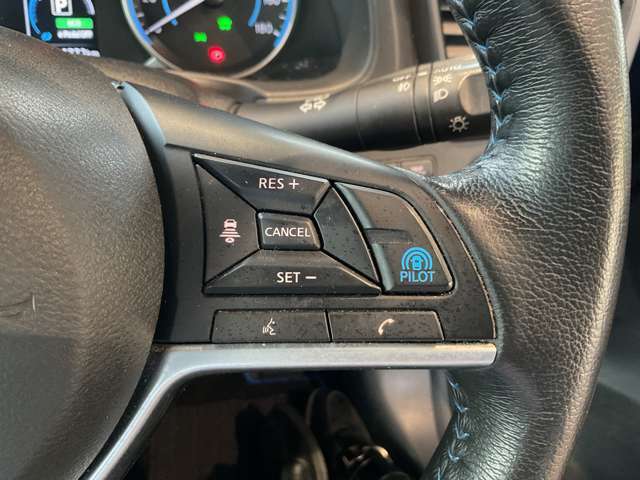 プロパイロットは前を走行するクルマを検知しアクセル、ブレーキをコントロールして車間距離を保つ手助けをしてドライバーの運転負担を軽減します。