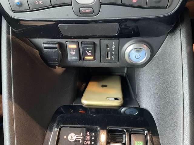 インテリジェントキーのプッシュスタートスイッチです。起動はブレーキペダルを踏みながらこのスイッチを押すだけです。左側からUSB接続コネクター・シートヒータースイッチ・12ボルト電源ソケットになります。