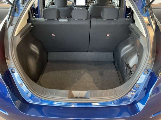 バックドアは大きく開きます。定員乗車時でも十分広いラゲッジスペースを確保しています