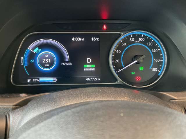 シンプルで見やすいスピードメーター、左側にあるモニターはアドバンスドドライブアシストディスプレイ、お好みに合わせて画面の切り替えが出来ます。