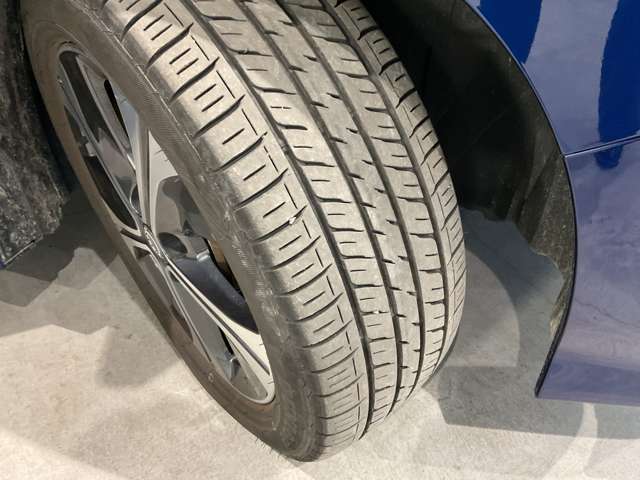 足元を引き締める17インチタイヤと純正アルミホイールを装備、タイヤはダンロップ製を装着。