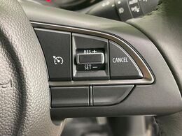 【クルーズコントロール】高速道路もラクラク走行。アクセルを離しても一定速度で走行ができ、長距離運転時の負担を軽減！加速・減速も簡単なスイッチ操作で調整できます。