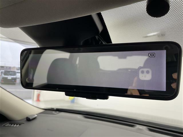 【インテリジェントルームミラー】車両後方カメラの映像をルームミラーに映すことが出来ます。　そのため、後席に人や荷物があって後方が見えづらい場合でもしっかり視界を確保することが出来ます。