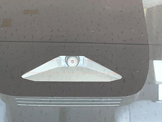 【トヨタセーフティセンス】走行中に前方の車両等を認識し、衝突しそうな時は警報とブレーキで衝突回避と被害軽減をアシスト。より安全にドライブをお楽しみいただけます。