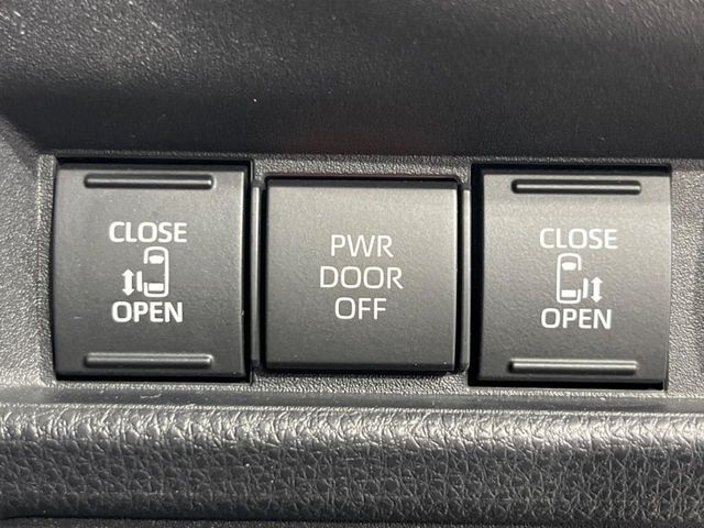 【両側パワースライドドア】スマートキーや運転席のスイッチで後席両側スライドドアの開閉が可能♪電動だから力を入れてドアを開ける必要が無く、小さなお子様でも簡単に開け閉めでき快適です♪