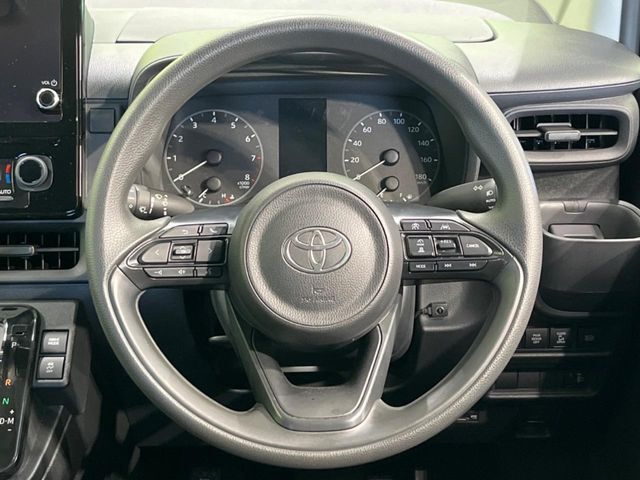 インテリアに合わせたデザインのステアリングは、運転される方のことも考え、運転しやすい形状、大きさです。是非一度、実際に触ってお確かめください。