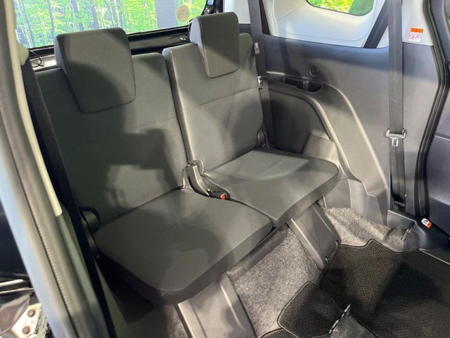 床下収納式のサードシートです。座席部分をコンパクトに収納でき、広大な荷室スペースとしてお使いいただけます！乗車人数や荷物の量など利用シーンに合わせて3列目を有効活用でき、とっても便利♪