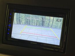 【バックカメラ】駐車時に後方がリアルタイム映像で確認できます。大型商業施設や立体駐車場での駐車時や、夜間のバック時に大活躍！運転スキルに関わらず、今や必須となった装備のひとつです！