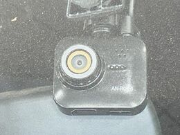 【ドライブレコーダー】安心・安全なカーライフに必須のドライブレコーダーを装備！走行中はもちろん、あおり運転や事故に遭遇した際の状況も映像で記録し、万一のリスクに備えます。