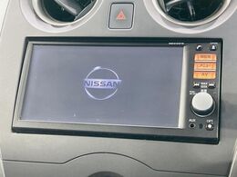 【純正ナビ】人気の純正ナビを装備しております。ナビの使いやすさはもちろん、オーディオ機能も充実！キャンプや旅行はもちろん、通勤や買い物など普段のドライブも楽しくなるはず♪