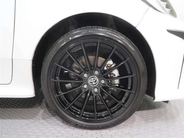 純正アルミホイールが似合ってます。タイヤサイズは225/40R18　です。