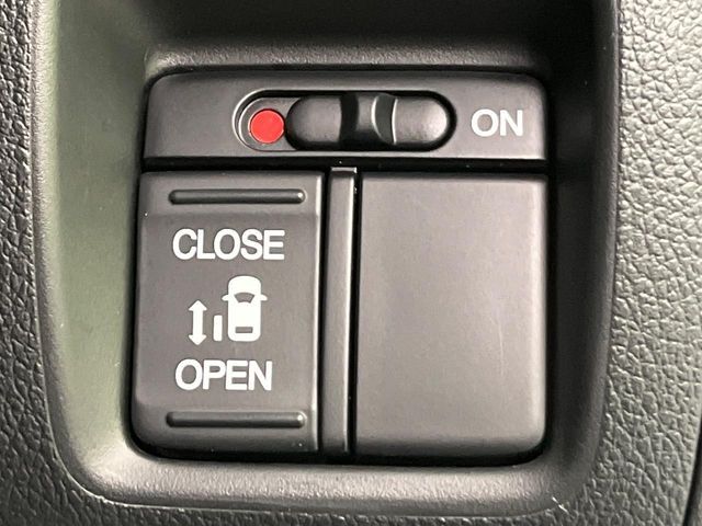 【パワースライドドア】スマートキーや運転席のスイッチでスライドドアの開閉が可能♪電動だから力を入れてドアを開ける必要が無く、小さいお子様でも、重い荷物を持っている時もラクに開け閉めできます♪