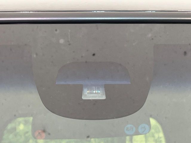 【シティブレーキアクティブシステム】低速走行中に前方の車両等を認識し、衝突しそうな時は警報とブレーキで衝突回避と被害軽減をアシスト。より安全にドライブをお楽しみいただけます。