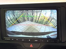 【バックカメラ】駐車時に後方がリアルタイム映像で確認できます。大型商業施設や立体駐車場での駐車時や、夜間のバック時に大活躍！運転スキルに関わらず、今や必須となった装備のひとつです！