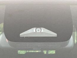 【トヨタセーフティセンス】走行中に前方の車両等を認識し、衝突しそうな時は警報とブレーキで衝突回避と被害軽減をアシスト。より安全にドライブをお楽しみいただけます。