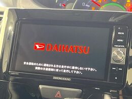 【純正ナビ】人気の純正ナビを装備しております。ナビの使いやすさはもちろん、オーディオ機能も充実！キャンプや旅行はもちろん、通勤や買い物など普段のドライブも楽しくなるはず♪