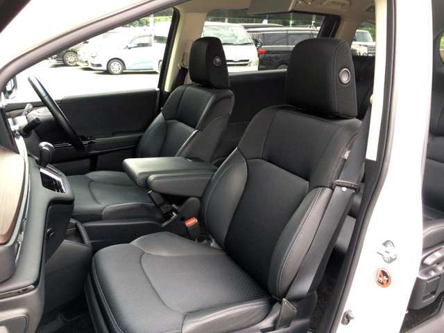 大型アームレスト搭載なので運転をより快適にしてくれます！