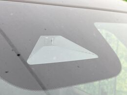 【ホンダセンシング】走行中に前方の車両等を認識し、衝突しそうな時は警報とブレーキで衝突回避と被害軽減をアシスト。より安全にドライブをお楽しみいただけます。