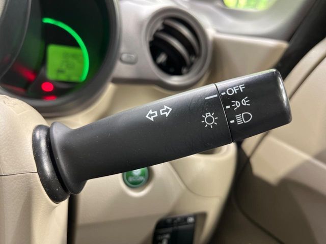 【オートライト】周りの明るさに応じて自動でヘッドライトの点灯・消灯ができる機能です！ライトの付け忘れ・消し忘れなどが無くなり、雨の日や夕方の走行も安心！トンネル通過時も便利ですね♪