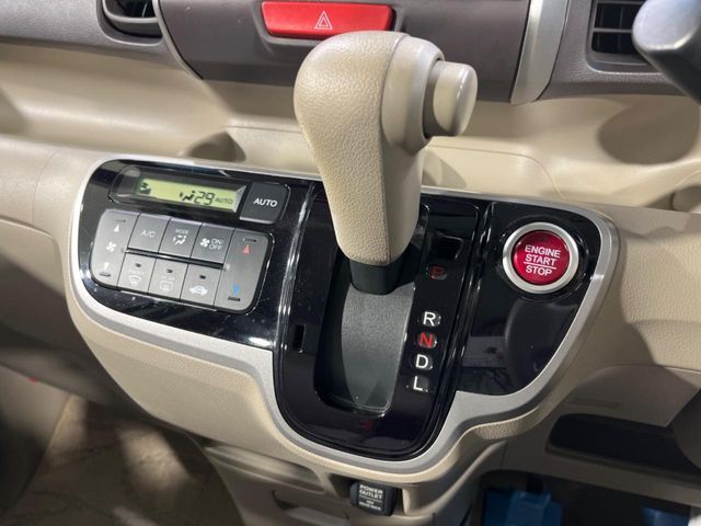 【オートエアコン】一度お好みの温度に設定すれば、車内の温度を検知し風量や温度を自動で調整。暑い…寒い…と何度もスイッチ操作をする必要はありません。快適な車内空間には必須の機能ですね♪