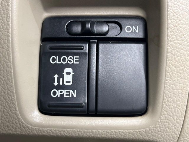 【パワースライドドア】スマートキーや運転席のスイッチでスライドドアの開閉が可能♪電動だから力を入れてドアを開ける必要が無く、小さいお子様でも、重い荷物を持っている時もラクに開け閉めできます♪