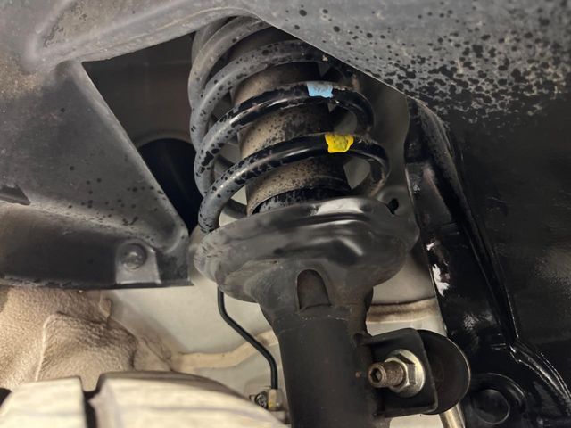 お車を安心してお乗りいただく為には、足回りの定期点検が欠かせません。サービスサポート（有償保証）では無料点検もご提供しており、安心のカーライフをお過ごしいただけるサポート体制が整っています。