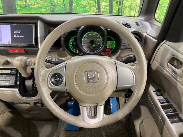インテリアに合わせたデザインのステアリングは、運転される方のことも考え、運転しやすい形状、大きさです。是非一度、実際に触ってお確かめください。