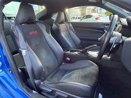 【ハーフレザーシート】高級感と座り心地を両立した人気のシート♪背面・座面のファブリック素材は、通気性の良さや滑りにくさに優れています。気温や服装に左右されず快適にお乗りいただけます。