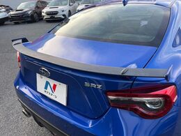 【リヤスポイラー】スポーツカーらしさがグッと引き立つリヤスポイラーを装着♪高速走行時のスタビリティ（走行安定性）向上に役立ちます。