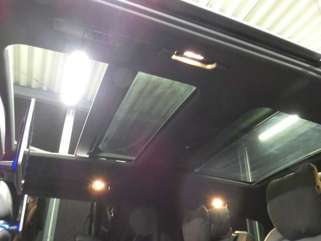 車内に光を取り入れ明るく開放的に演出するパノラミックガラススライディングルーフを採用しています！状況に応じてチルトアップ＆スライドの2パターンでご使用頂けます！！TEL：047-390-1919