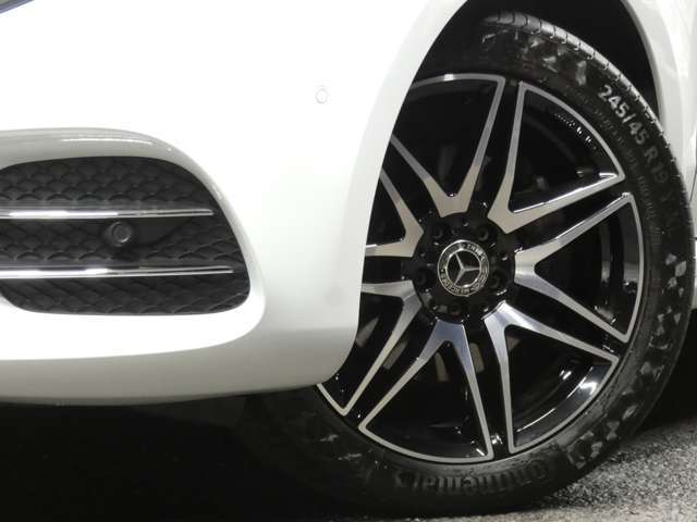足元にはスタイリッシュなAMG19インチ6ツインスポークアルミホイールを装備しています！メルセデスベンツ特有の安心・安定感のあるブレーキシステムも好評です！TEL：047-307-9933