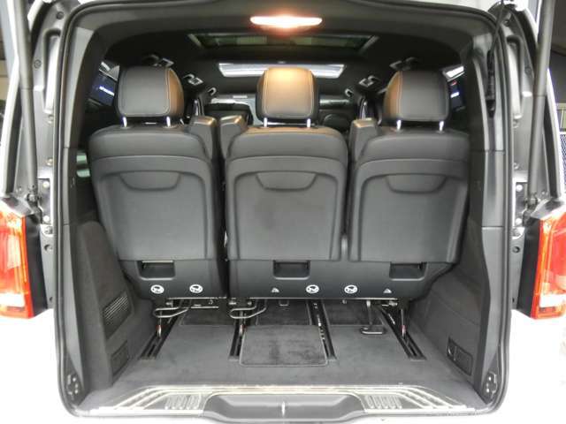 シートアレンジ次第で高さ・幅・奥行き共に十分なスペースを確保したラゲッジスペースになります！ゴルフバッグやスーツケースも容易に積み込む事が出来ます！開閉が容易な自動テールゲートを採用しております！