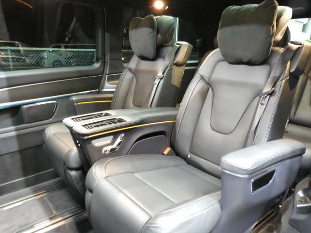 セカンドシートには上質なナッパレザーを使用したエクスクルーシブナッパレザーシートを採用！シートベンチレーター＆ヒーター＆マッサージ機能も装備しており快適なドライブをお過ごし頂けます！