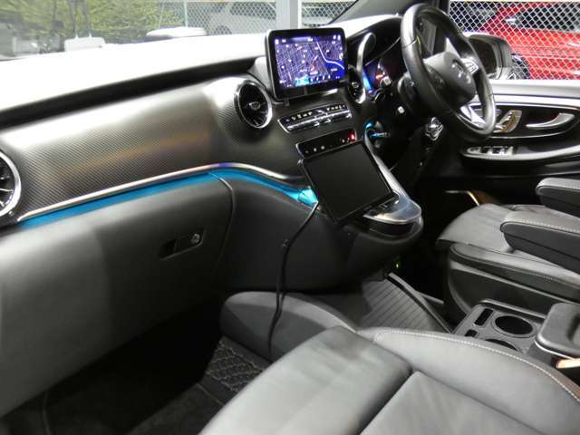 ブラックを基調とした車内にカーボン調インテリアトリムが採用されています！メルセデス・ベンツ特有の高級感を存分に堪能して頂けるインテリアになります！TEL：047-307-9933