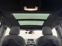 【電動パノラマガラスサンルーフ】開放感たっぷり！パノラマサンルーフを搭載。前席の方はもちろん、セカンドシートでお寛ぎの方もこの開放感を味わっていただけます。