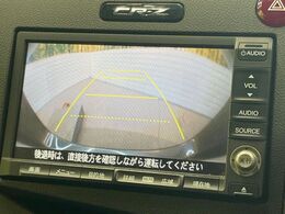 【バックカメラ】駐車時に後方がリアルタイム映像で確認できます。大型商業施設や立体駐車場での駐車時や、夜間のバック時に大活躍！運転スキルに関わらず、今や必須となった装備のひとつです！