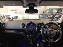 LIBERALAは、輸入車選びの新たなスタイルを提案するインポート・セレクト・ブランドです。オーナー様となる方がクルマから直接感じる感性を第一にした、最良の一台との出会いをコーディネートいたします。