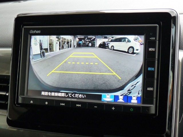 ●便利な装備『リアカメラ』 バックする際に後方映像をナビ画面で確認できますので、車庫入れが苦手な方も安心できますね♪♪　写真をご覧ください。後方の映像がハッキリ確認できますよ～