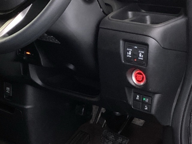 高速道路で便利な純正のETCは、運転席の左側に取り付けられています。両側電動スライドドア等のスイッチは、運転席右側にあります。